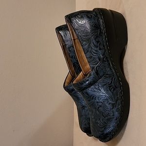 G.H. BASS 'Sheena' Women’s 10M Blue VEGAN Textured Tooled Nurse Clogs Shoes